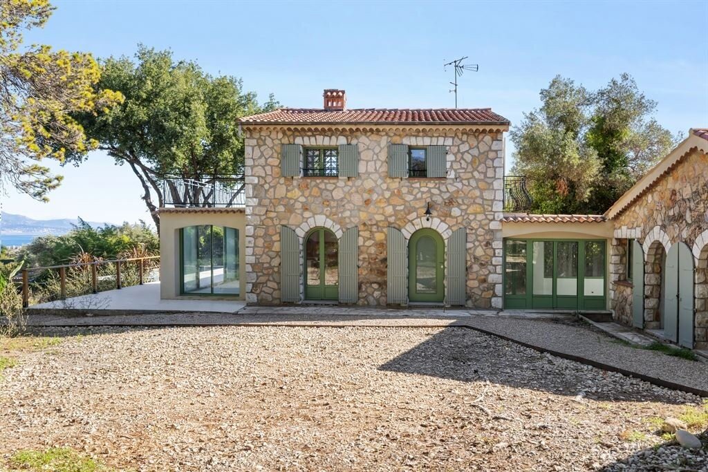 Calm, space and a sea view: a Provençal house on 3,500 m² in Antibes