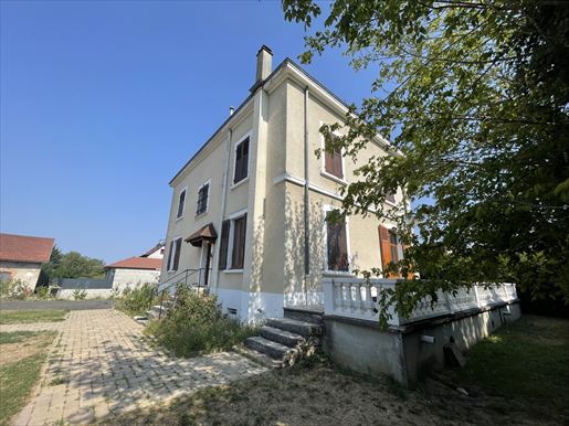 Maison 9 pièces 194 m² · à Les Abrets en Dauphiné · 194 m² · 330 000 €