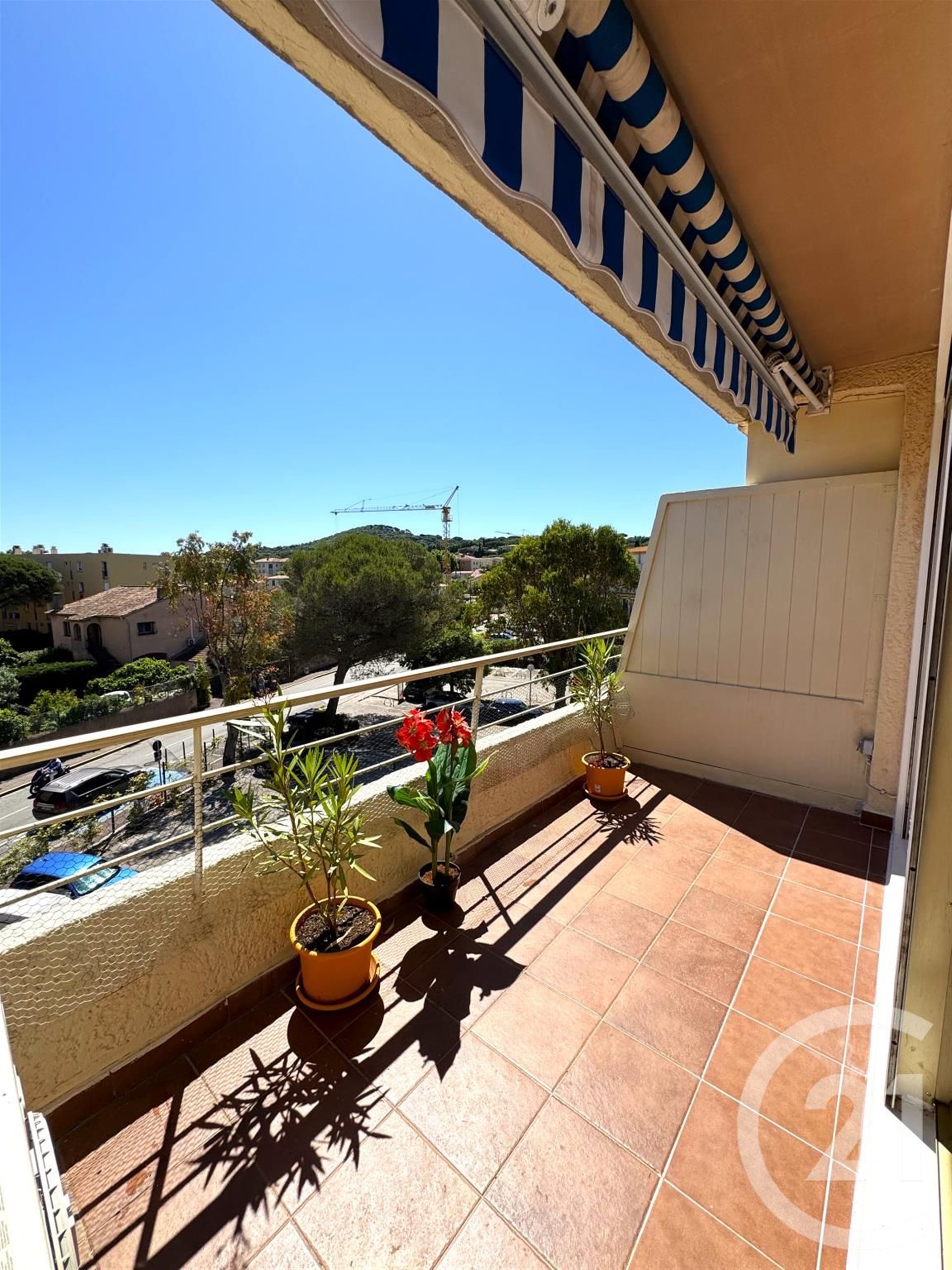 Seaside Escape in Saint-Tropez: Studio with Balcony, Pool, and Serenity - Ansicht 5