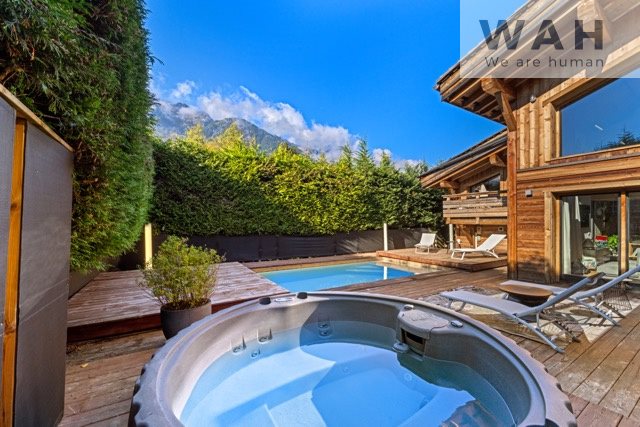 Exceptional chalet facing Mont Blanc A stone's throw from the center of Chamonix - Vue 2
