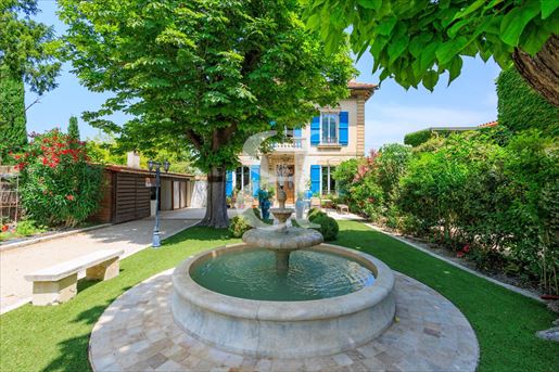 Maison 17 pièces 435 m² · à L'Isle-sur-la-Sorgue · 435 m² · 2 300 000 €
