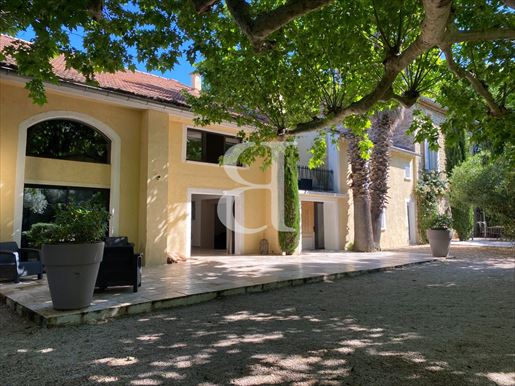 Maison 14 pièces 460 m² · à Pernes-les-Fontaines · 460 m² · 1 090 000 €