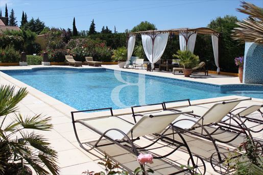 14 pièces 461 m² · à Carpentras · 461 m² · 1 064 000 €