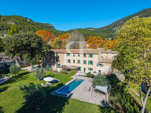 Maison 7 pièces 340 m² · à L'Isle-sur-la-Sorgue · 340 m² · 1 790 000 €
