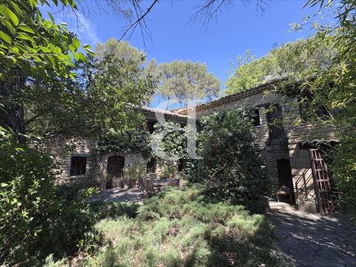 Maison 6 pièces 270 m² · à Carpentras · 270 m² · 450 000 €