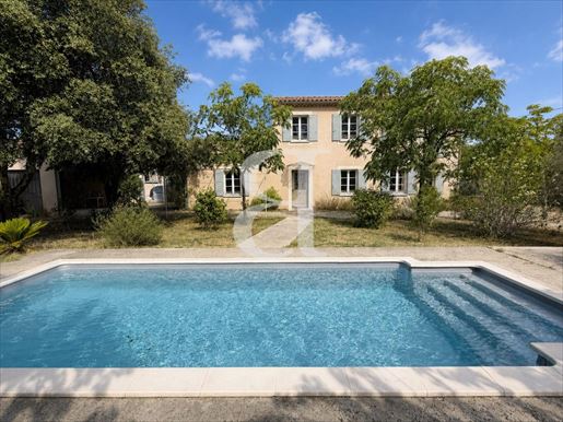 Maison 8 pièces 230 m² · à Carpentras · 230 m² · 599 000 €