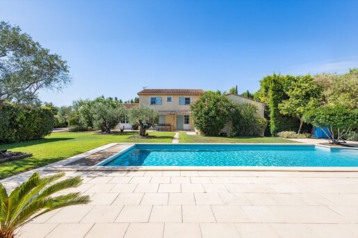 8 pièces 295 m² · à Carpentras · 295 m² · 840 000 €