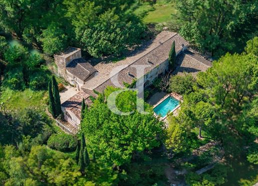Maison 9 pièces 430 m² · à Gordes · 430 m² · 1 998 000 €