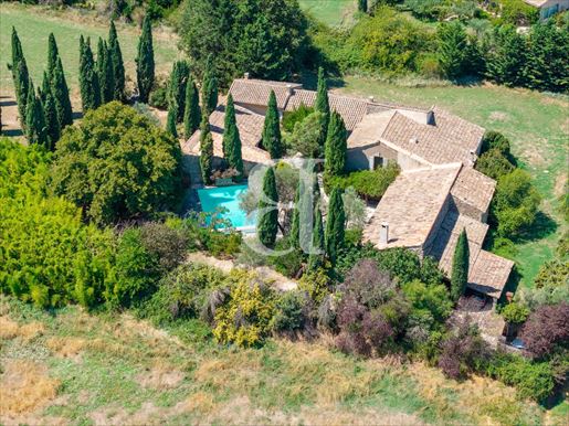 Maison 10 pièces 625 m² · à Maubec · 625 m² · 1 750 000 €
