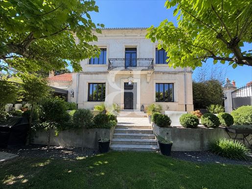 Maison 6 pièces 218 m² · à L'Isle-sur-la-Sorgue · 218 m² · 699 000 €