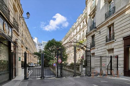 7 pièces 250 m² · à Paris 8ème · 250 m² · 3 810 000 €