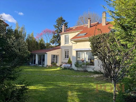 12 pièces 257 m² · à Suresnes · 257 m² · 1 330 000 €