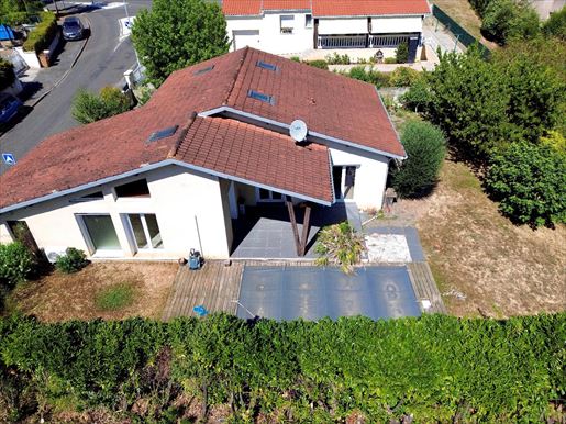 Maison 7 pièces 136 m² · à Auch · 136 m² · 235 000 €
