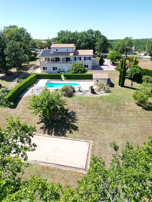 Maison 6 pièces 174 m² · à Hautefage-la-Tour · 174 m² · 440 000 €
