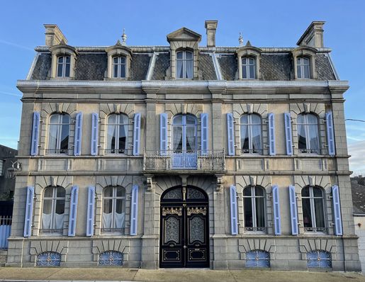 Maison 15 pièces 427 m² · à Contest · 427 m² · 880 000 €
