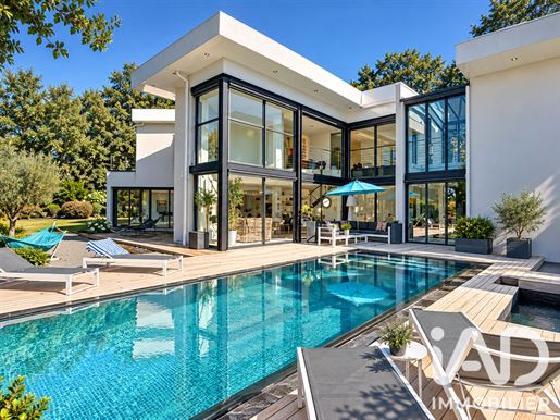 Maison 9 pièces 330 m² · à Pessac · 330 m² · 2 055 000 €