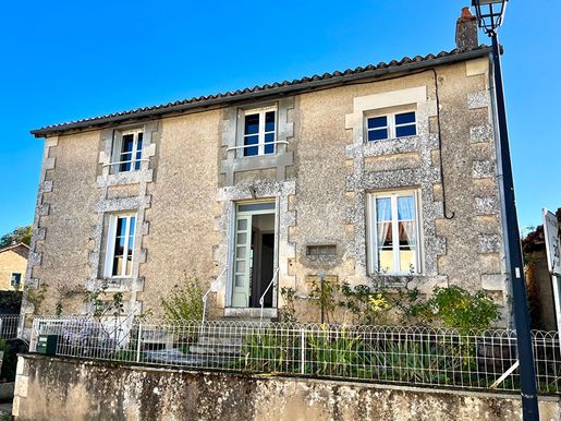 Maison 4 pièces 90 m² · au Vigeant · 90 m² · 75 000 €