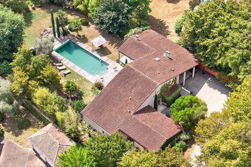 7 pièces 250 m² · à Périgueux · 250 m² · 1 050 000 €