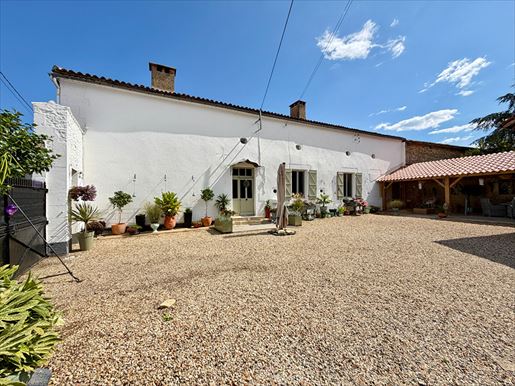 Maison 9 pièces 237 m² · à Voulême · 237 m² · 243 800 €