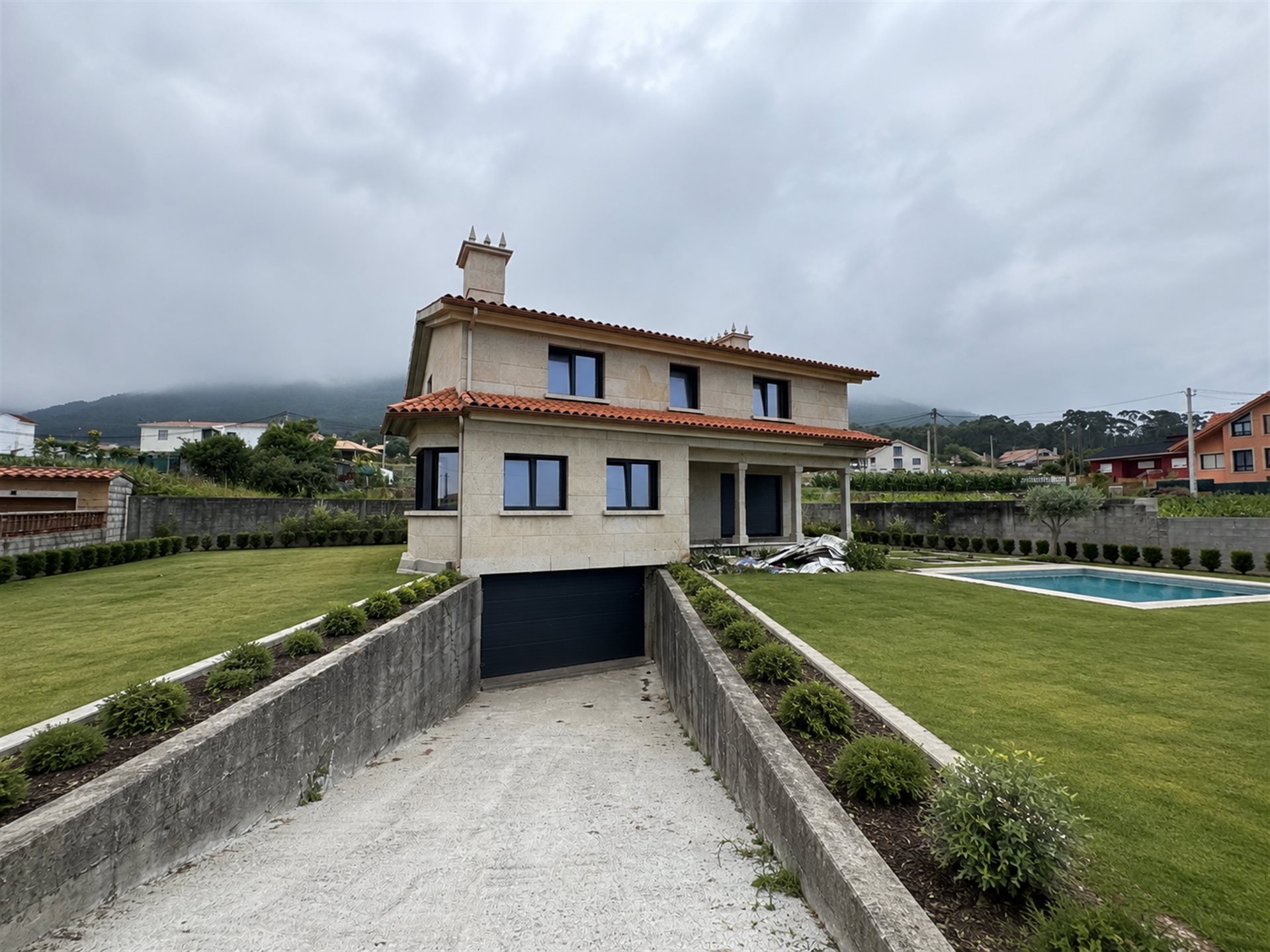 Eins house aus Stein mit Meerblick in Oia | 230 m² | Grundstück 1.000 m² | Pool | Baufortschritt ca. 70 %