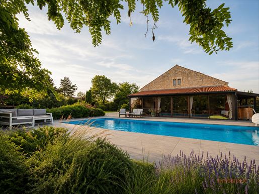 Maison 6 pièces 164 m² · à Chaume-Et-Courchamp · 164 m² · 425 000 €