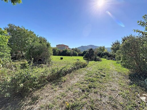 Terrain 744 m² · à Saint-Génis-des-Fontaines · 225 000 €
