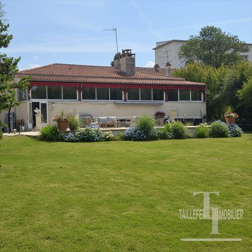 Maison 10 pièces 252 m² · à Bergerac · 252 m² · 219 000 €