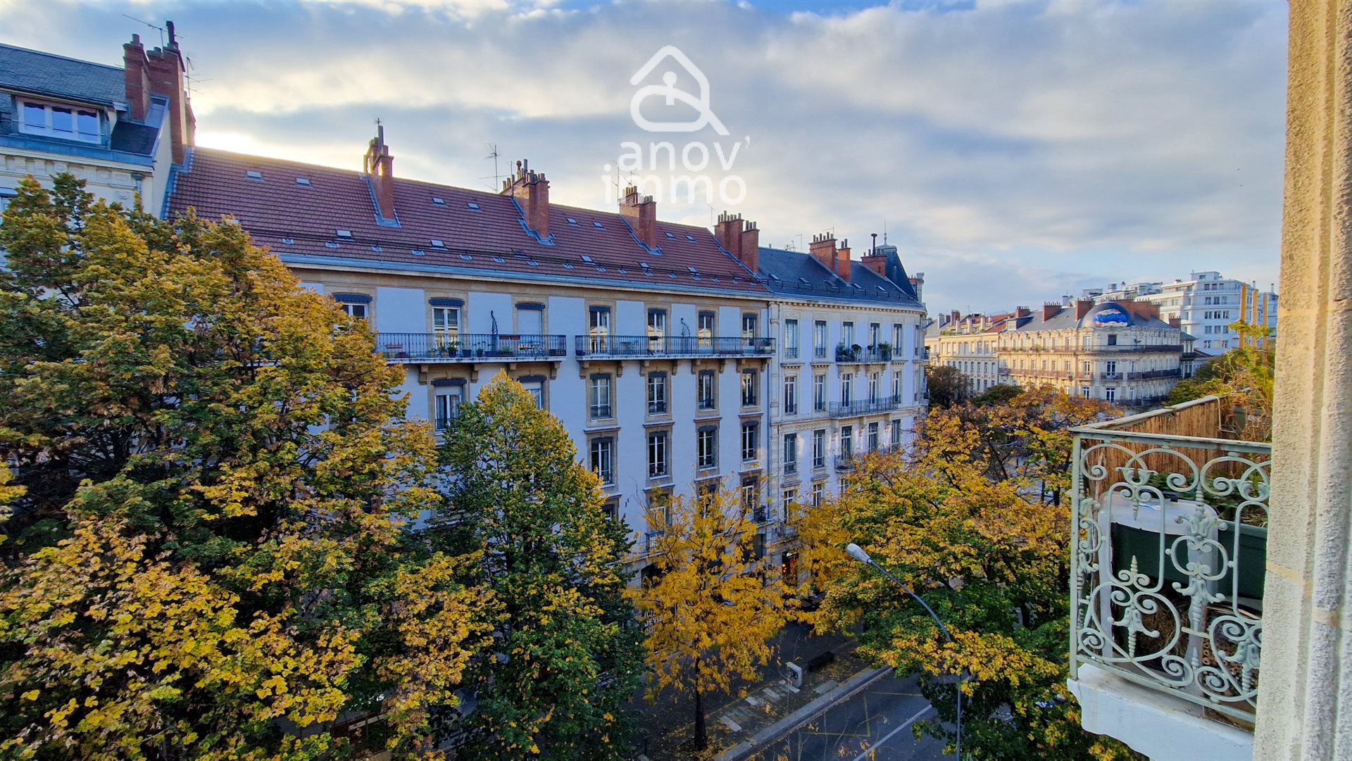 Haussmannian charm for this 3-room apartment of 83 m². - Vue 6