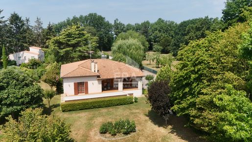 Maison 9 pièces 300 m² · à Saint-Seurin-de-Prats · 300 m² · 290 000 €