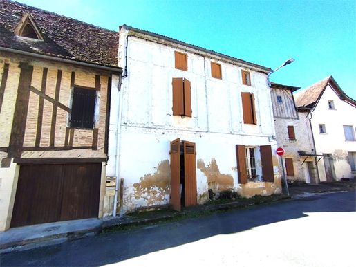Maison 8 pièces 235 m² · au Fleix · 235 m² · 44 500 €