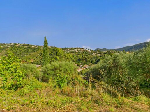 Terrain 1329 m² · à Saint-André-de-la-Roche · 295 000 €