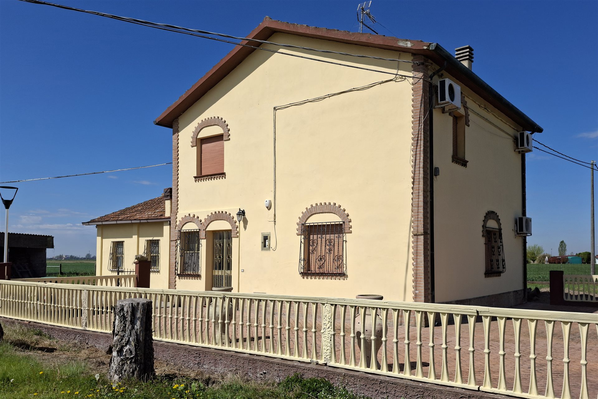 Casa independentă cu grădină și spații anexe într-o poziție liniștită