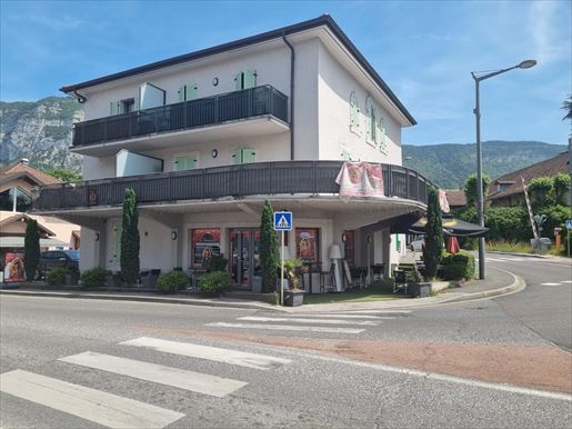 Local commercial 151 m² · à Collonges-sous-Salève · 151 m² · 270 000 €