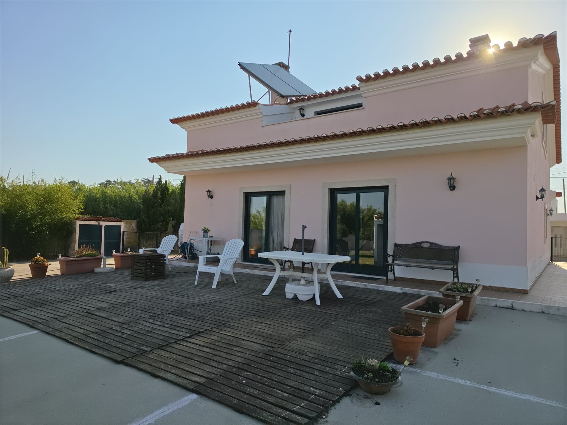 Vivienda T3 +1 independiente en un terreno excelente totalmente vallado (2.060 m²) con Estudio T0 independiente y Wallbox – Ferrel Negocio realizado directamente con el propietario