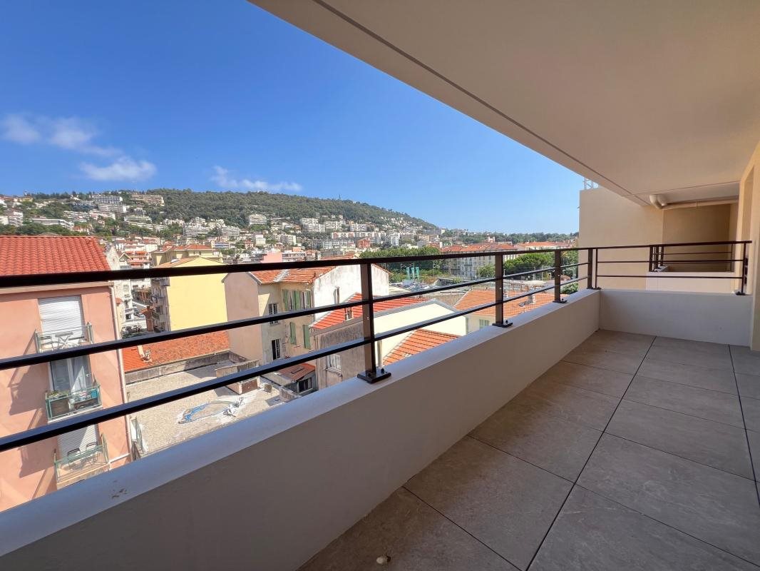 Nice Riquier, 4-room Top-floor Apartment with Terrace and Parking