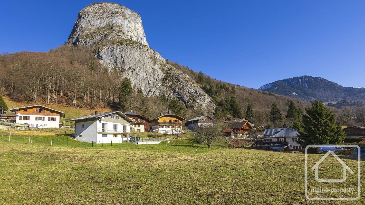 A sunny, flat plot of land sold with planning permission for a 219 m² property. - Vue 4