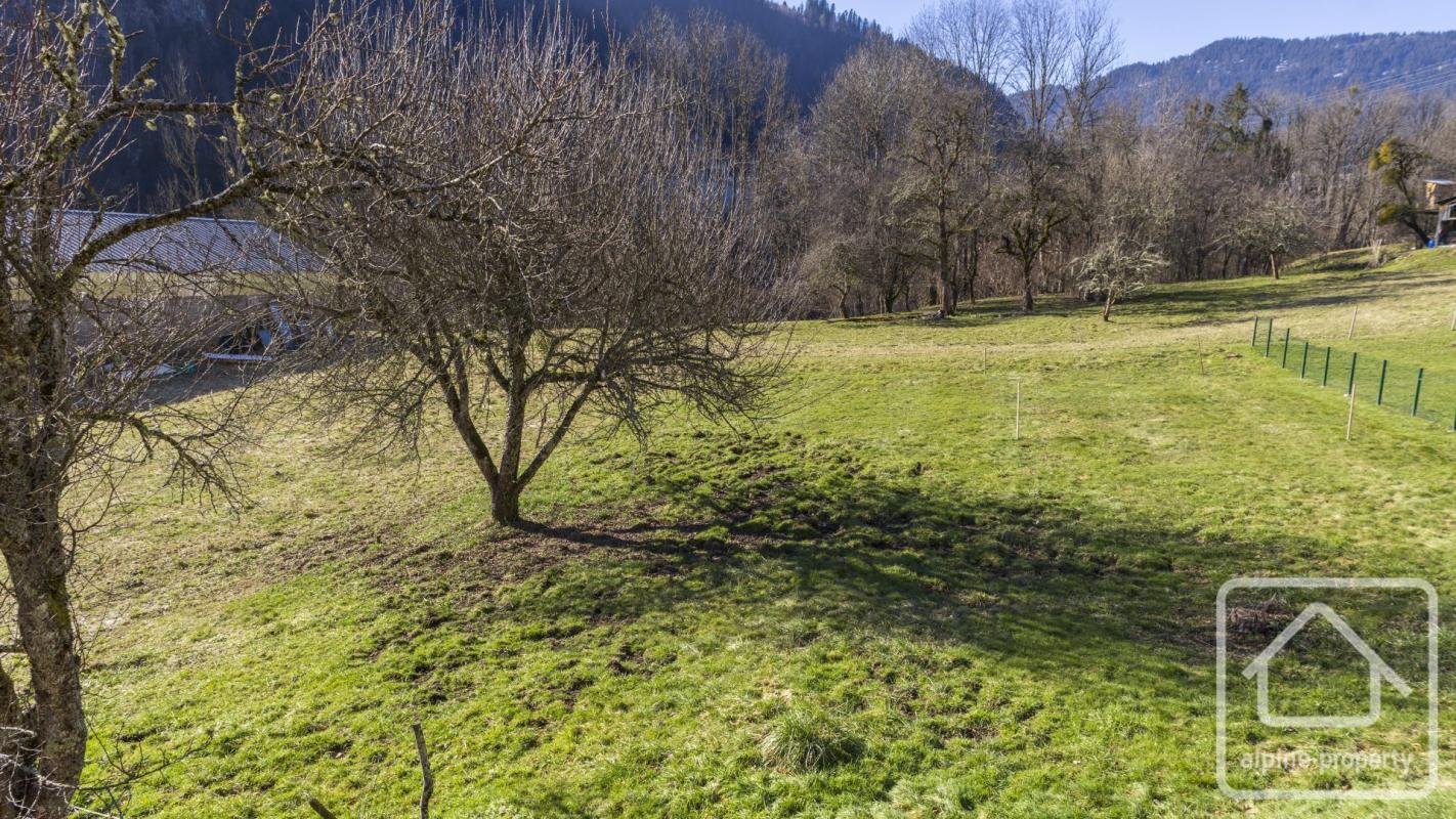 A sunny, flat plot of land sold with planning permission for a 219 m² property. - Vue 5
