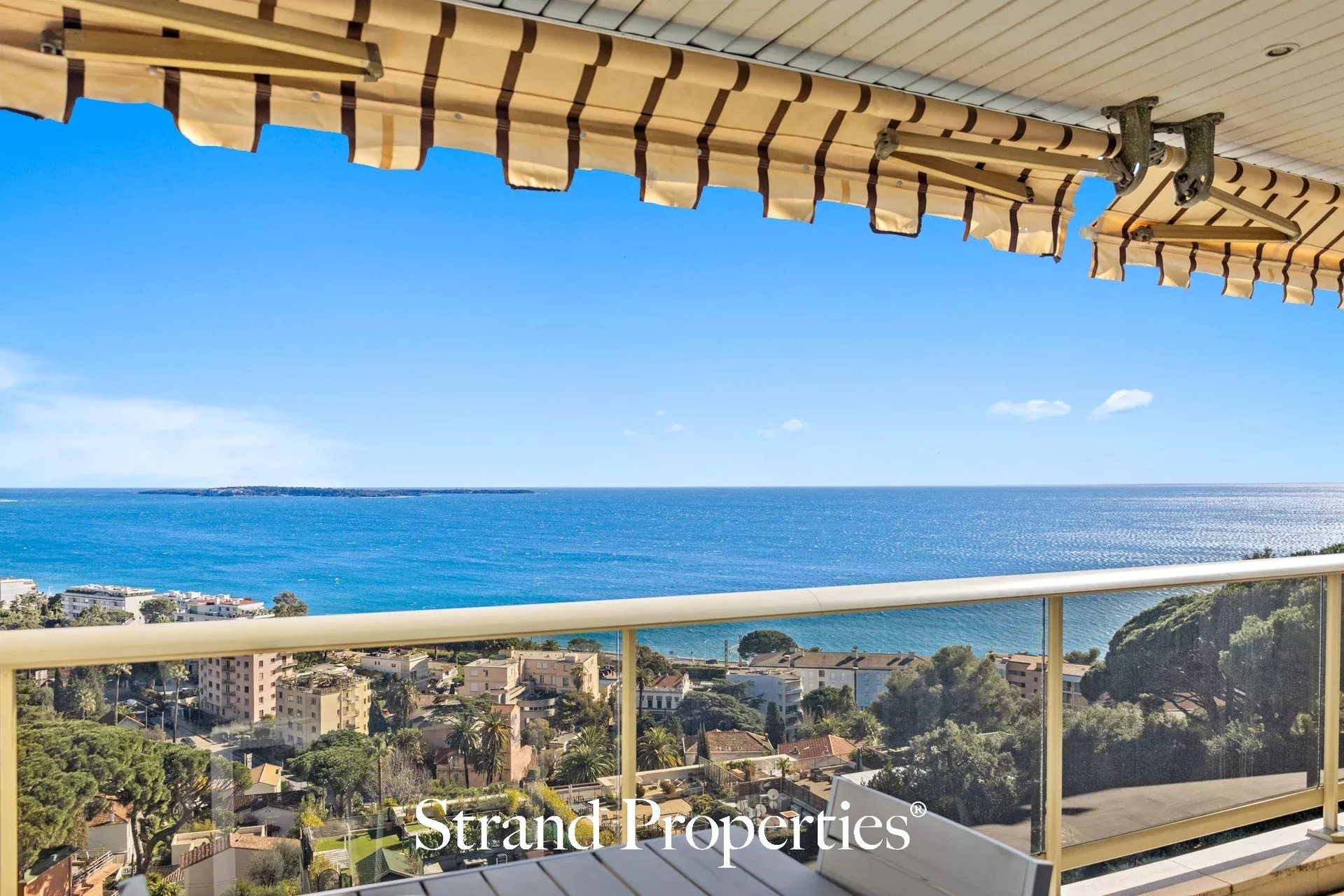 CANNES – Croix des Gardes – 2-bedroom apartment in perfect condition with terrace, balcony...