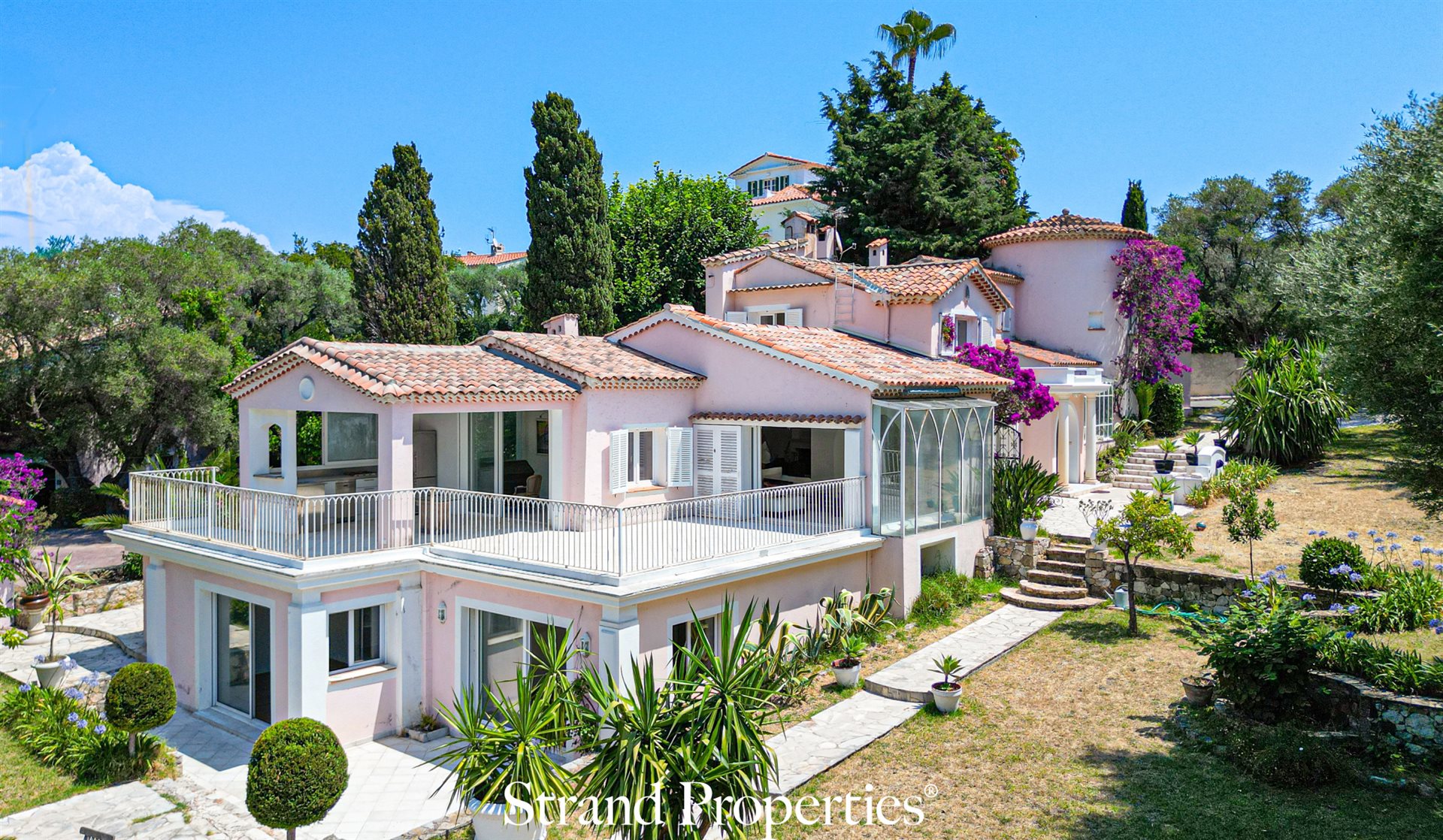 CAP D’ANTIBES - 1930s character villa in a privileged setting
