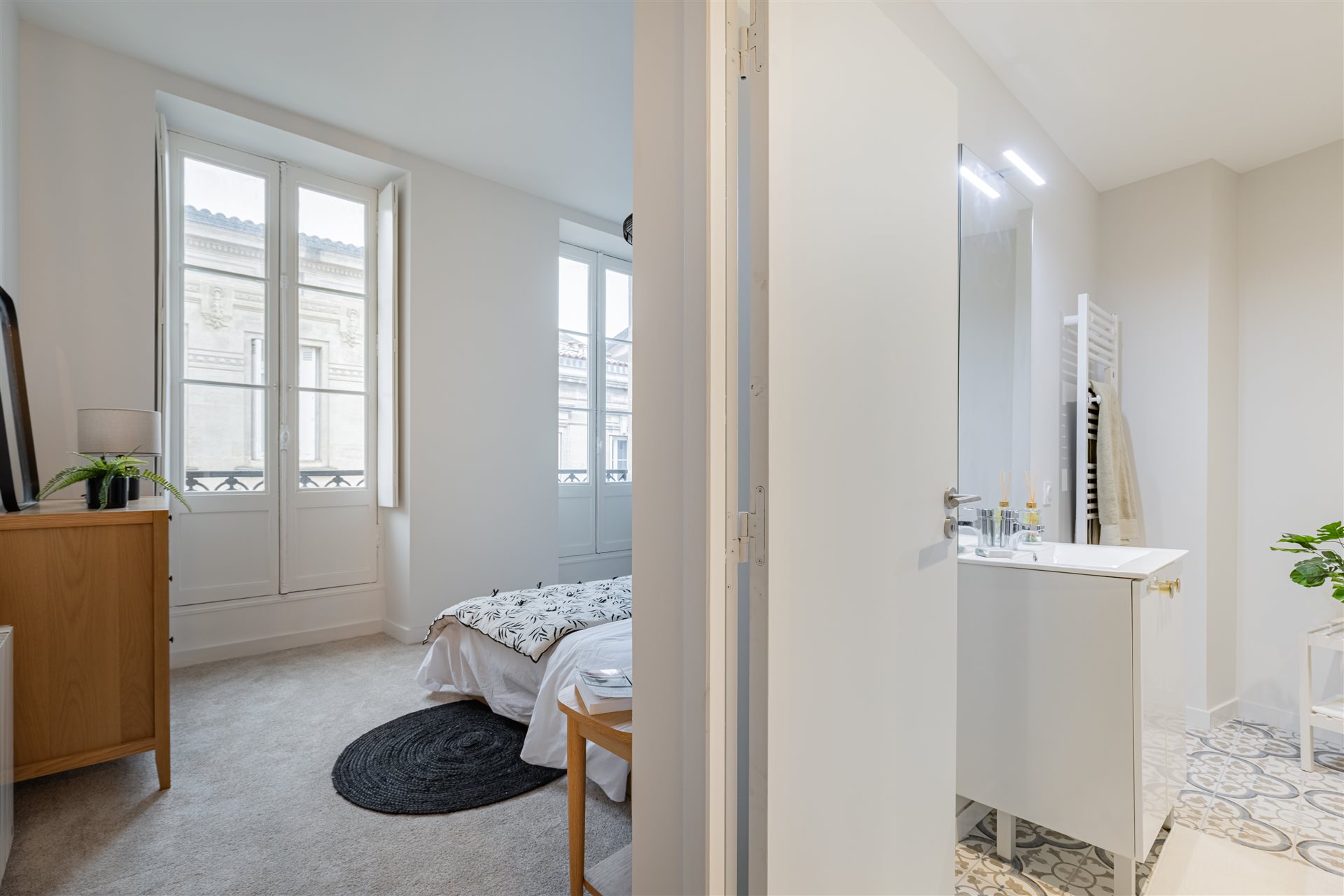 Elegant Renovated Apartment in a Historic Stone Building – Jardin Public, Bordeaux 120 m²... - Mehr