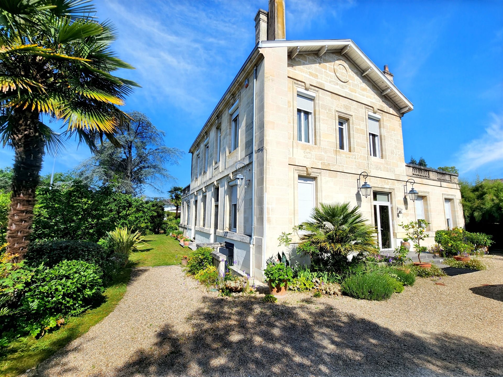 Maison 8 pièces 330 m² · à Bordeaux · 330 m² · 1 495 560 €
