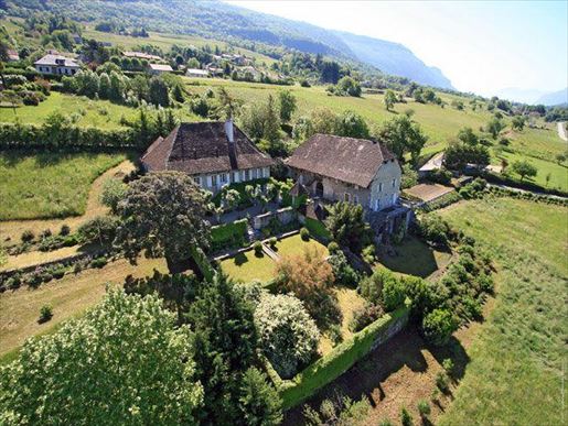 Maison 8 pièces 264 m² · à Ruffieux · 264 m² · 1 200 000 €
