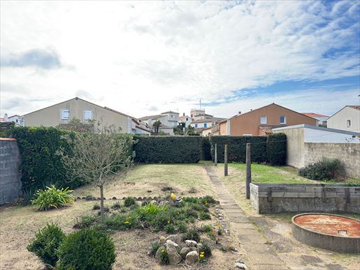 A 10 mn du quai et de ses commerces, et à 200 m de la mer. · à Les Sables-d'Olonne · 437 m² · 232 000 €