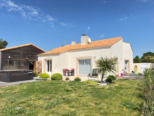 4 pièces 121 m² · à L'Ile-d'Olonne · 121 m² · 374 400 €