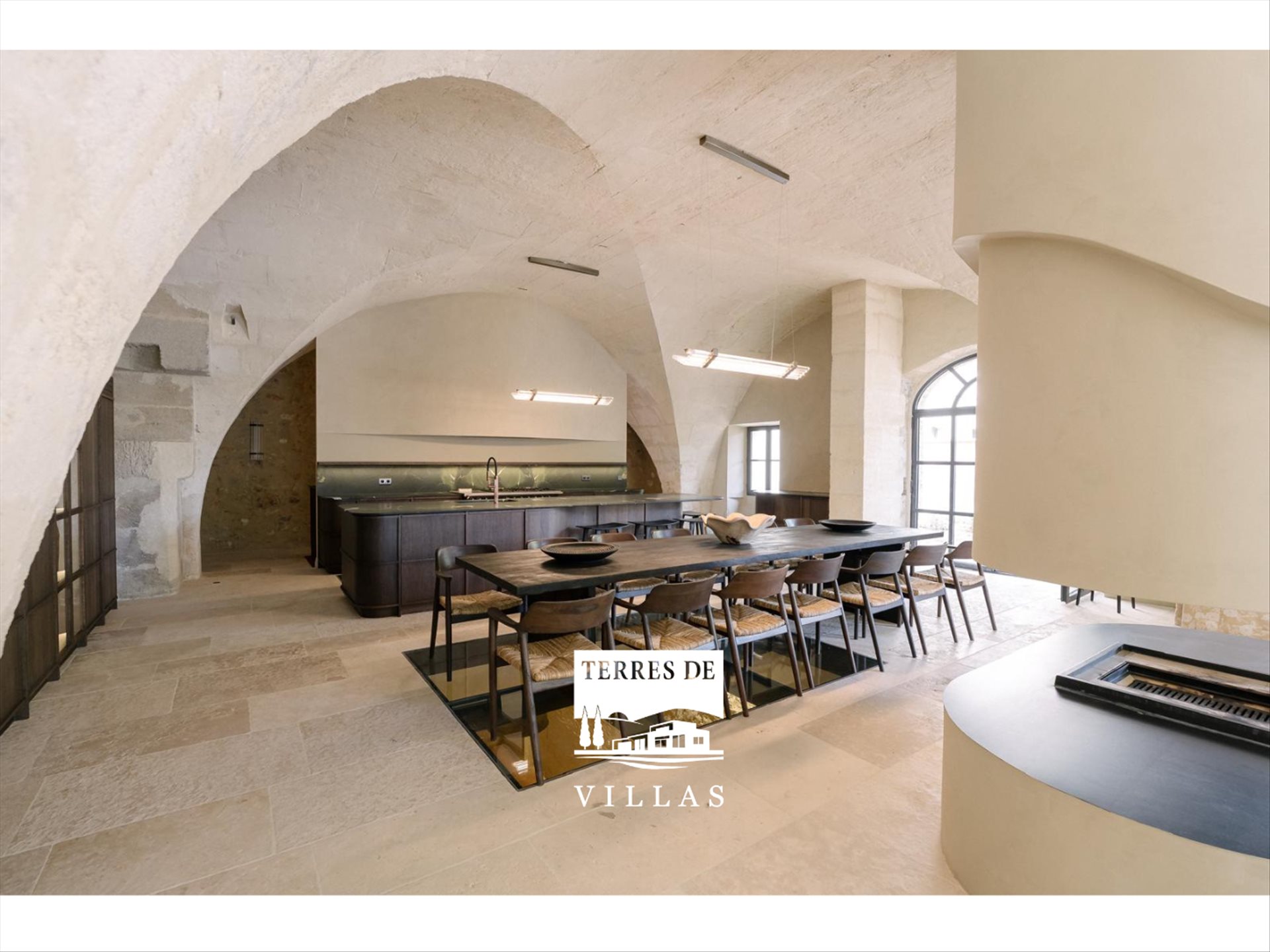 Maison 14 pièces 950 m² · à Mouriès · 950 m² · 7 875 000 €
