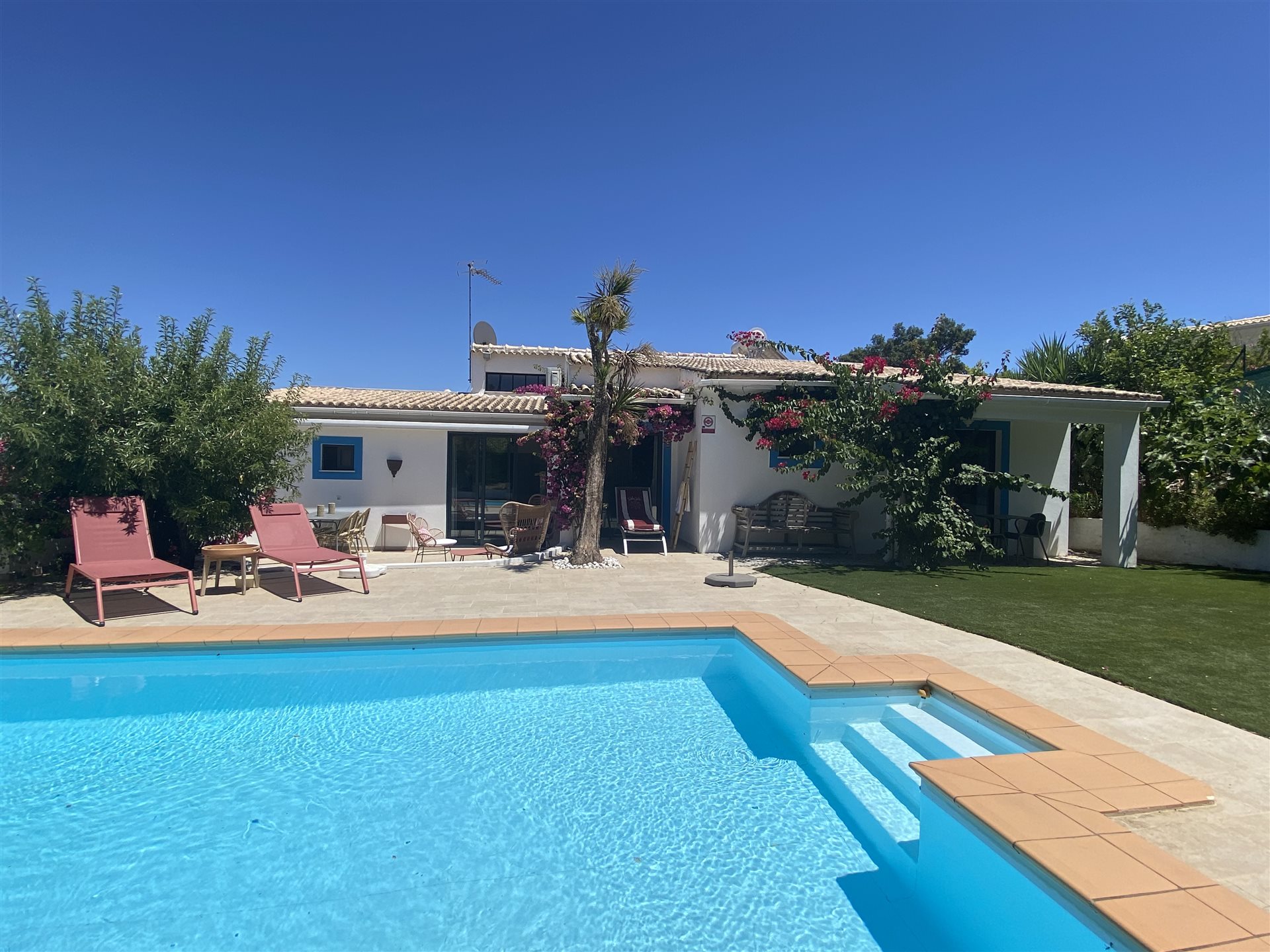 Villa a 4 camere da letto con piscina riscaldata in zona tranquilla, a pochi minuti dal centro di São Brás de Alportel, Algarve.