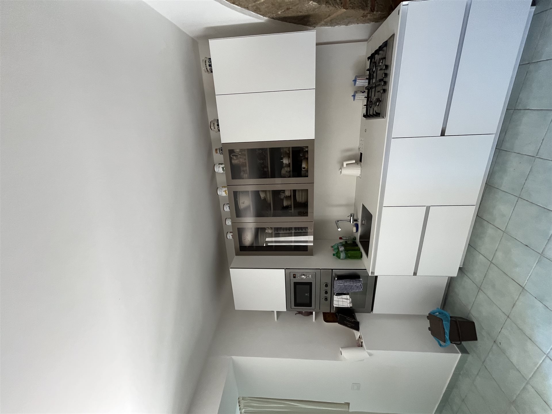 Terracina, Italia – Casa Mediterránea Única con Piscina Privada, Terraza Panorámica y Vistas a Circeo 139 m² | 3 dormitorios | 2 baños de mármol | 50 m² de terraza panorámica | Piscina privada | Jardín privado