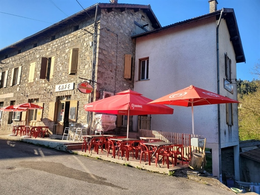À vendre à Arcens (Ardèche) — Murs et fonds de commerce : bar, restaurant, chambres d'hôtes · 281 m² · 444 400 €
