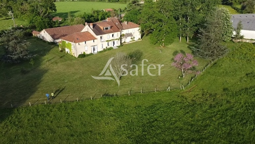 Maison 2 pièces 915 m² · à Confolens · 915 m² · 880 000 €