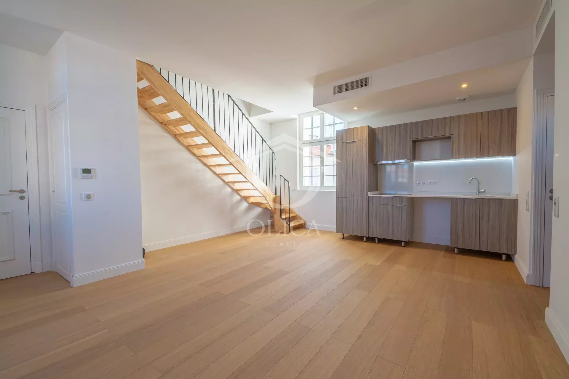 Place de Gaulle - Stunning renovated two-bedroom duplex apartment